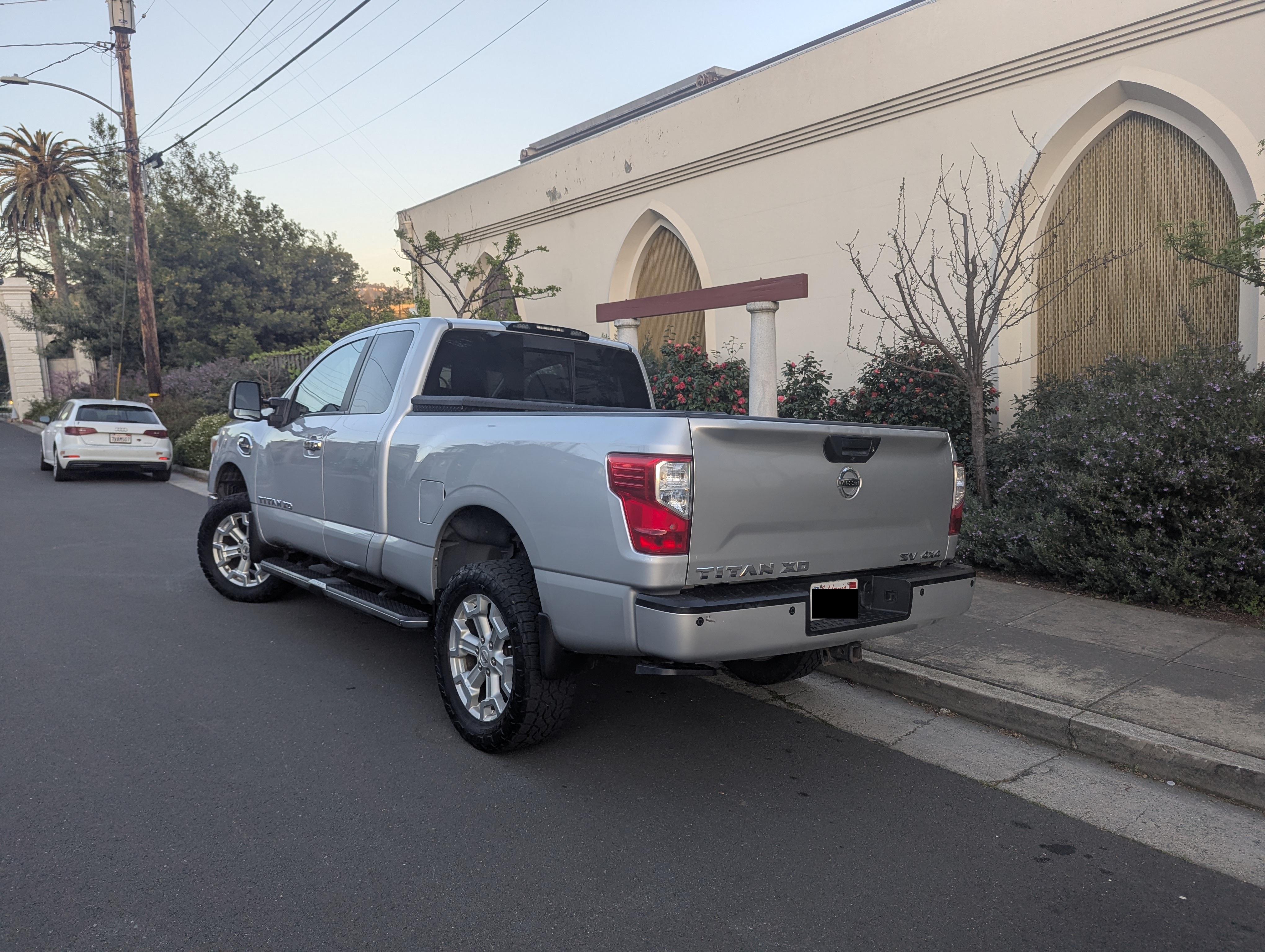 Used 2017 Nissan Titan SV AWD/4WD image 5