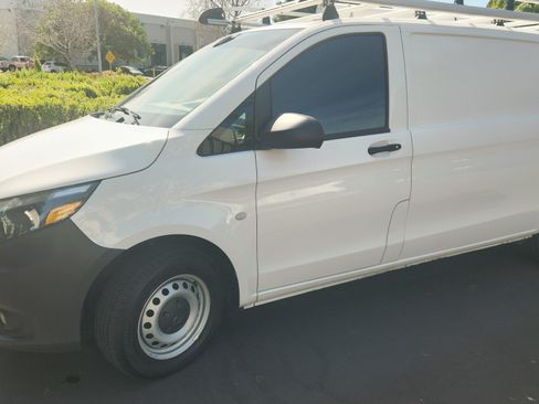 Used 2023 Mercedes-Benz Metris image 1