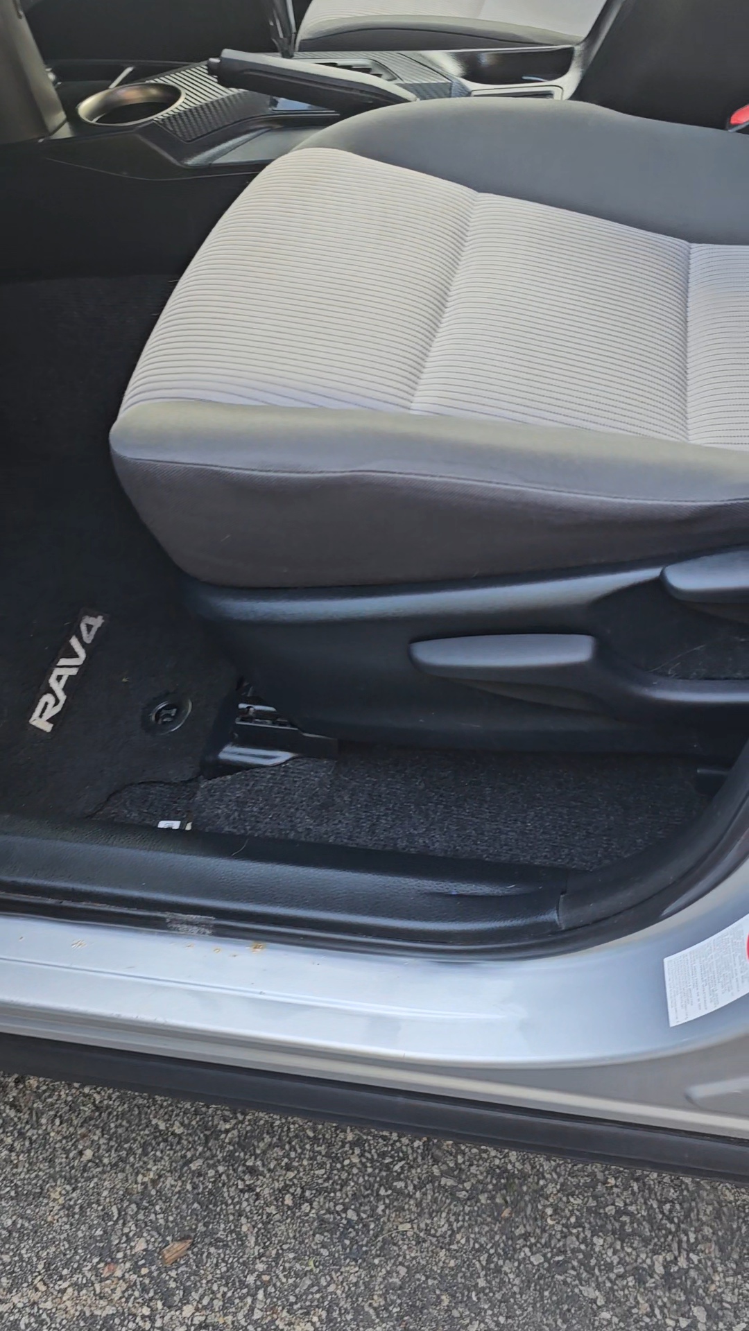 Used 2014 Toyota RAV4 LE AWD/4WD image 2