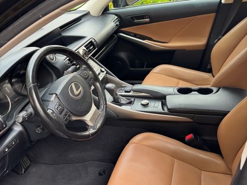 Used 2018 Lexus IS 300 w/ Comfort Package RWD image 9