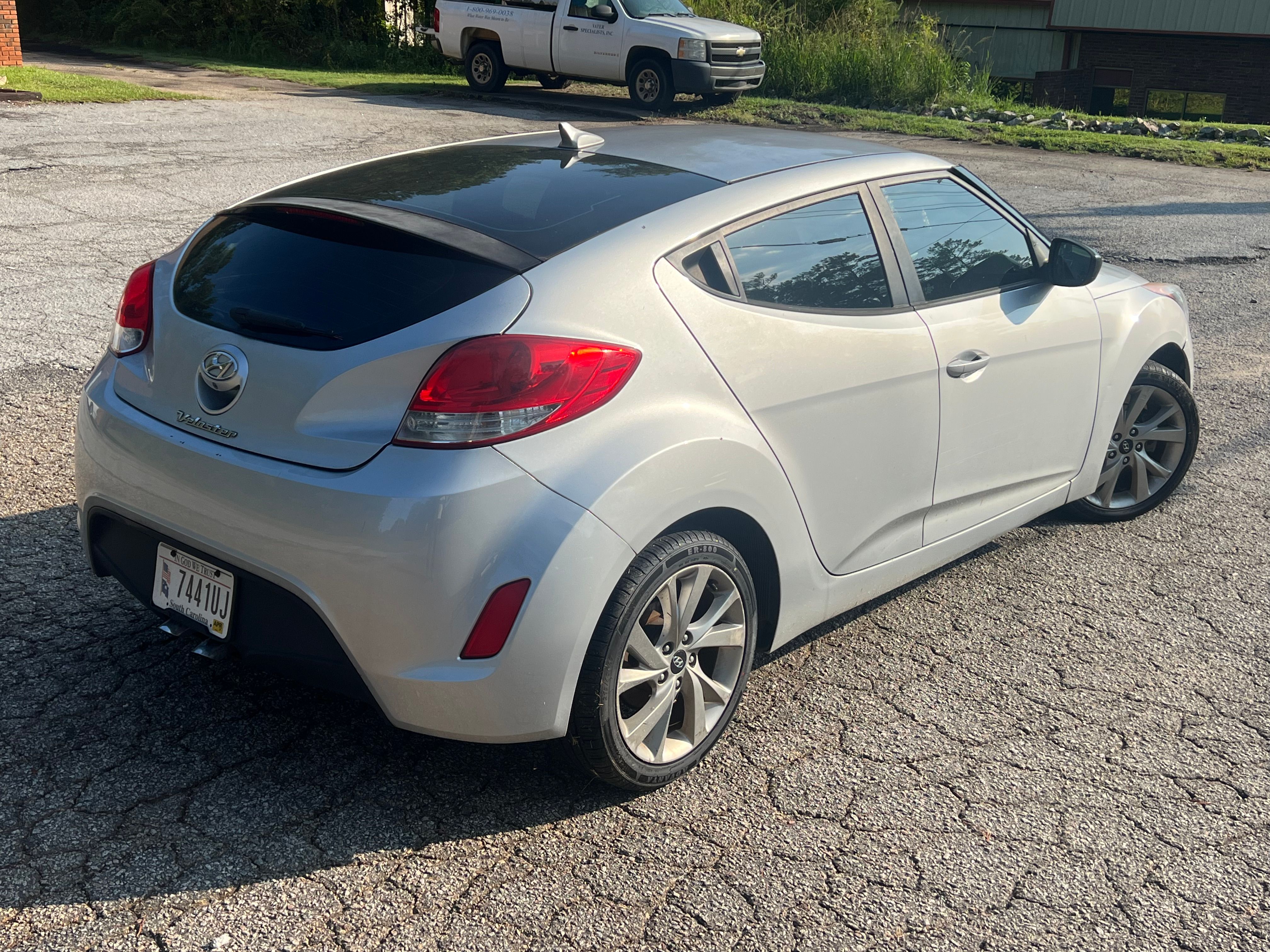 Used 2016 Hyundai Veloster FWD image 2