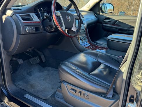 Used 2007 Cadillac Escalade AWD w/ Information Package image 10