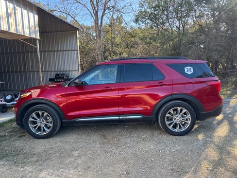 Used 2022 Ford Explorer XLT w/ Equipment Group 202A image 12