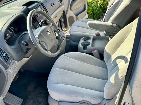 Used 2008 Kia Sedona LX image 6