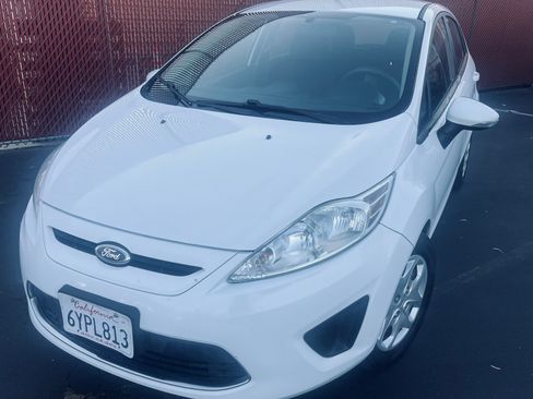Used 2013 Ford Fiesta SE w/ Super Fuel Economy Pkg image 5