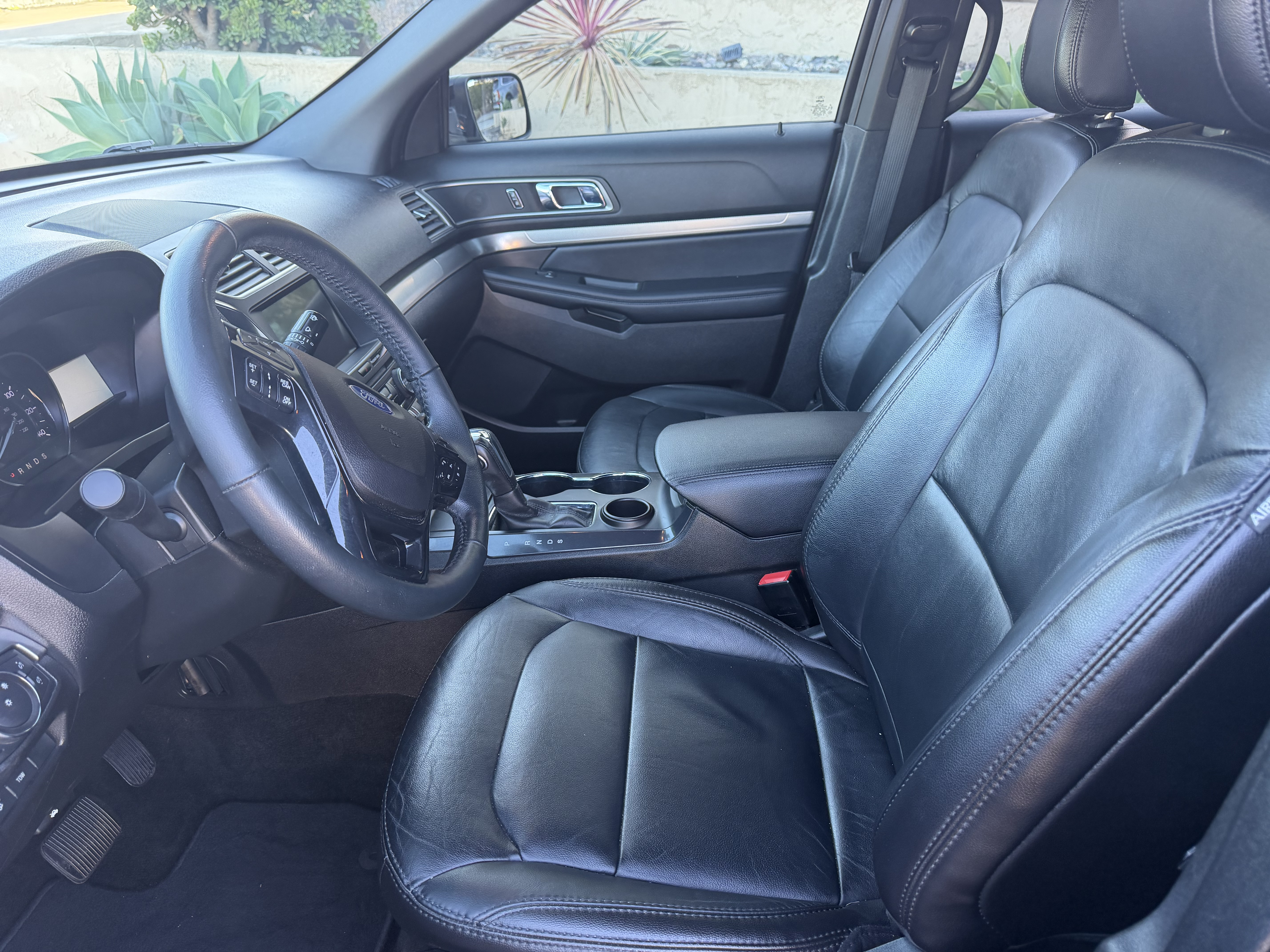 Used 2018 Ford Explorer XLT w/ Equipment Group 202A FWD image 4