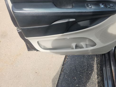 Used 2017 Dodge Grand Caravan SE image 9