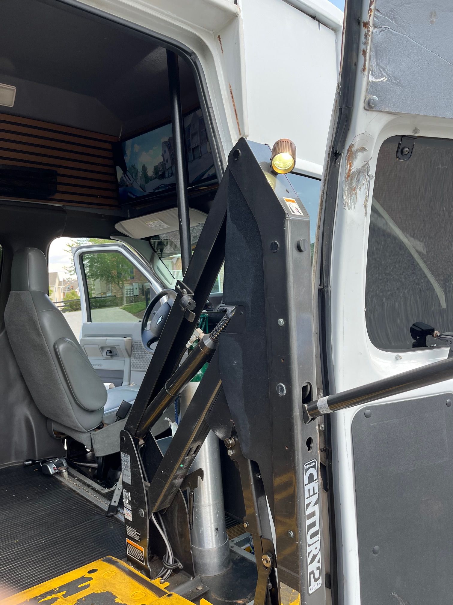Used 2010 Ford E-350 and Econoline 350 Extended Super Duty RWD image 20