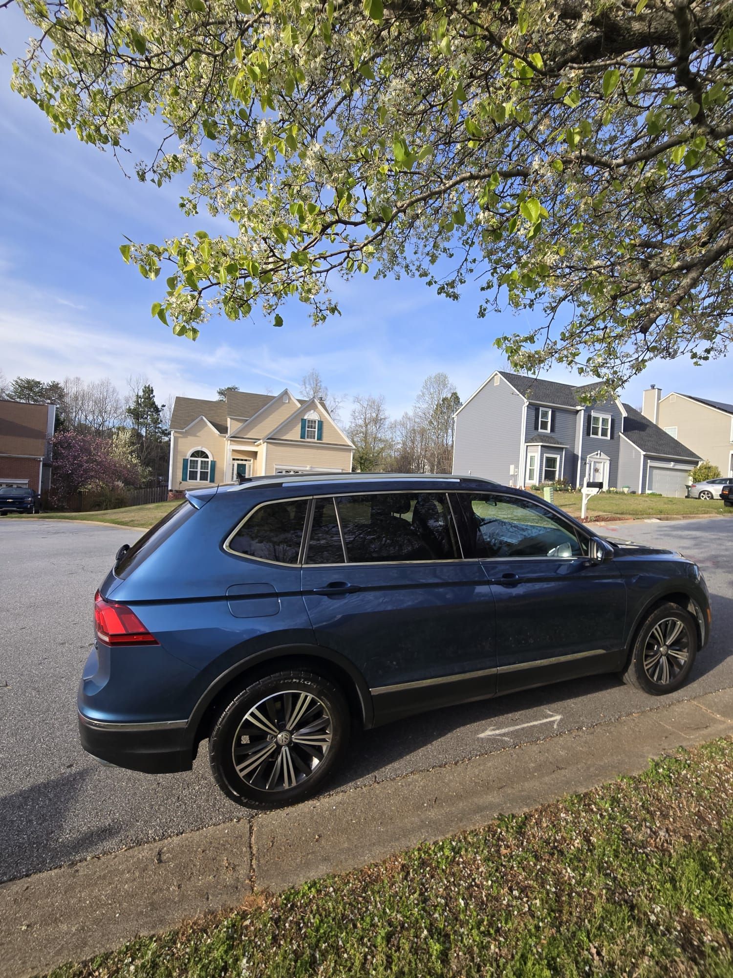 Used 2018 Volkswagen Tiguan SEL AWD/4WD image 4