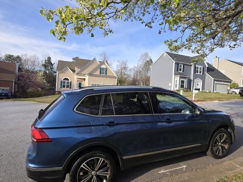 Used 2018 Volkswagen Tiguan SEL image 4