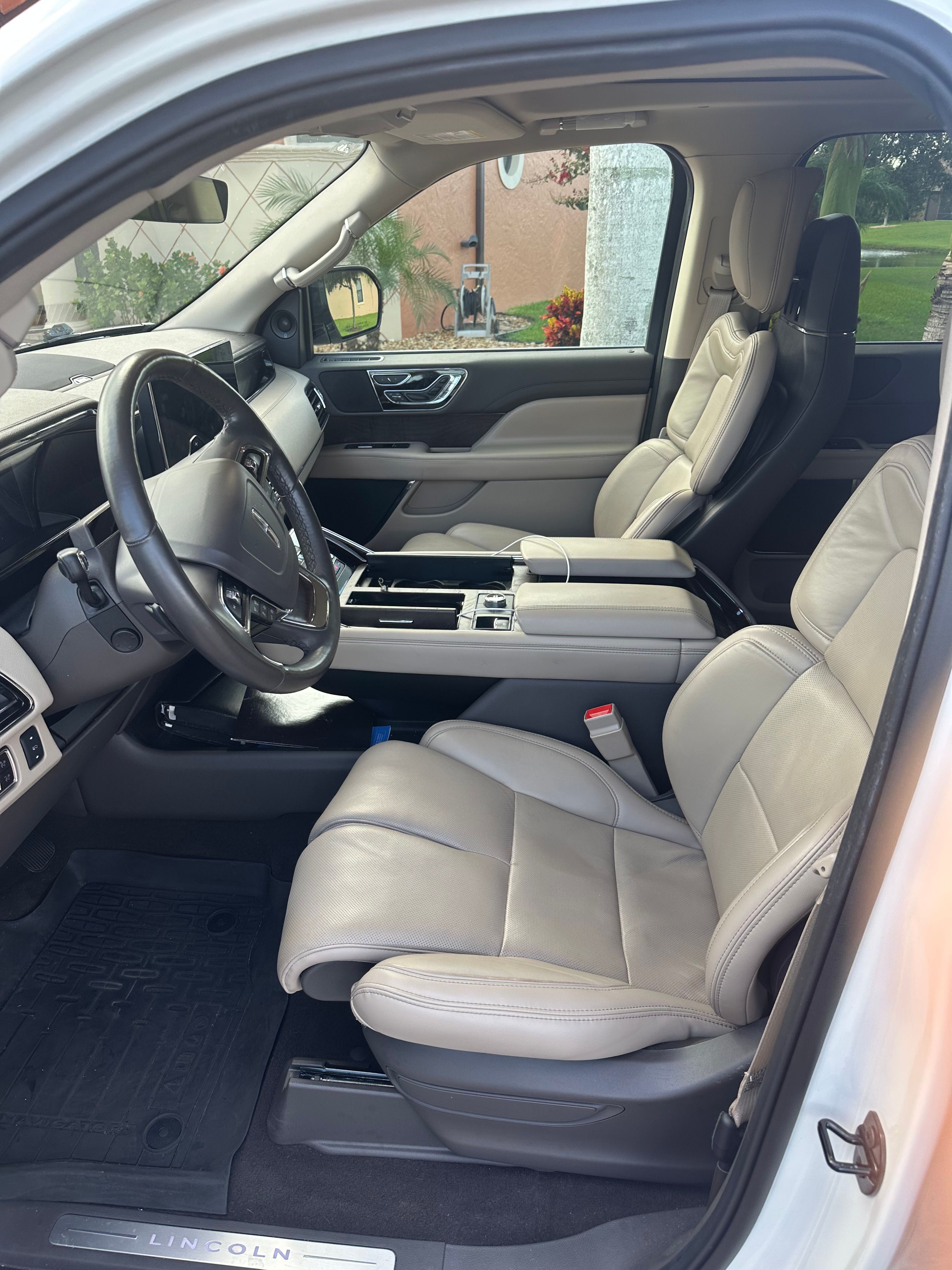 Used 2024 Lincoln Navigator Reserve AWD/4WD image 9