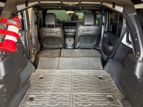 Used 2024 Jeep Wrangler Unlimited Rubicon w/ Safety Group image 12