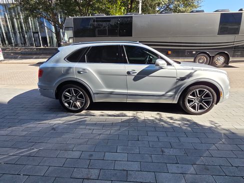 Used 2018 Bentley Bentayga Onyx Edition image 5