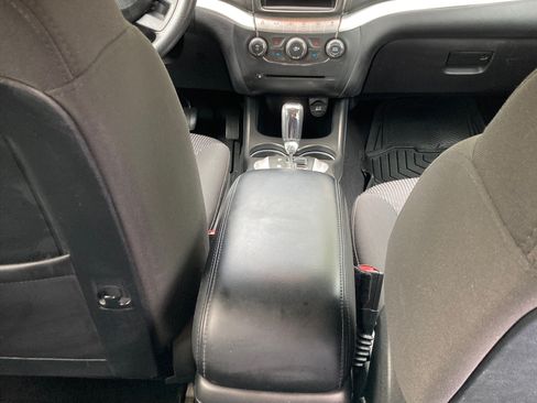 Used 2017 Dodge Journey SXT w/ Comfort/Convenience Group FWD image 8