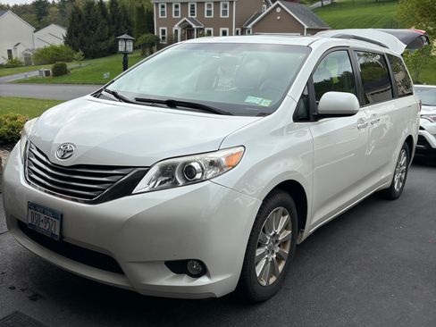 Used 2015 Toyota Sienna XLE w/ XLE Navigation Package AWD/4WD image 2