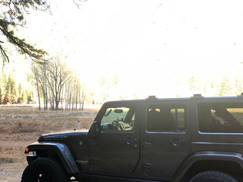 Used 2017 Jeep Wrangler Unlimited Rubicon w/ Connectivity Group AWD/4WD image 4
