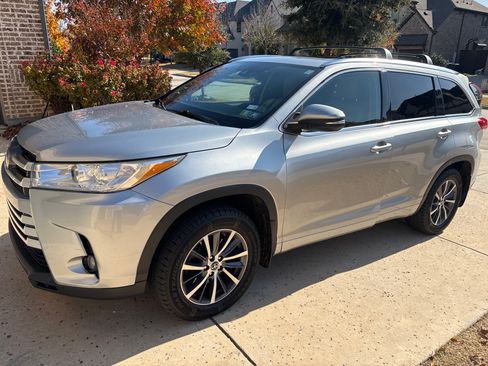 Used 2017 Toyota Highlander XLE image 11