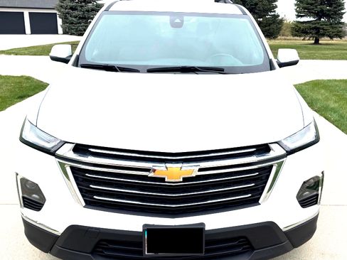 Used 2022 Chevrolet Traverse LT image 2