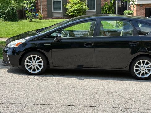 Used 2014 Toyota Prius V Five FWD image 2