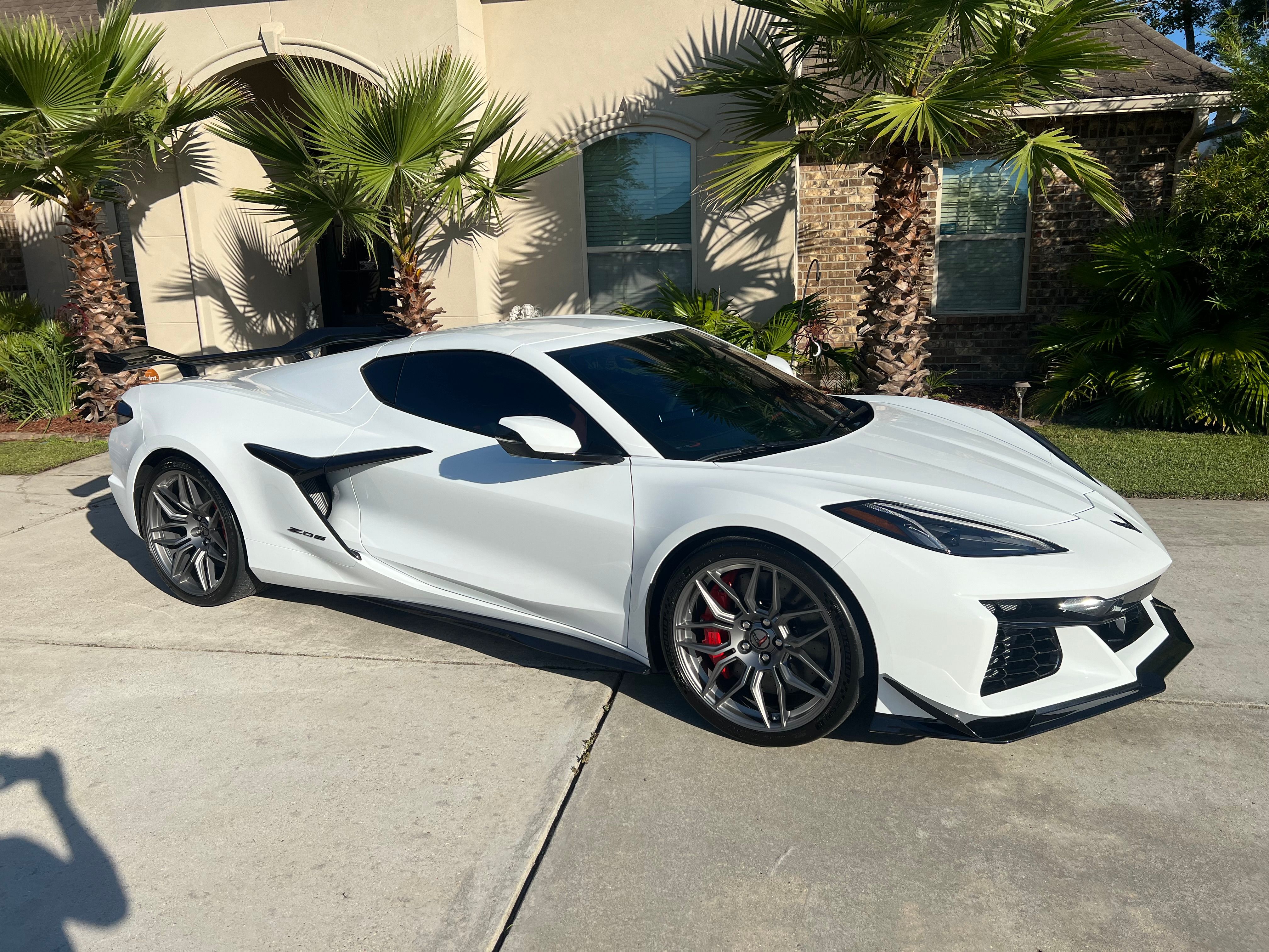 Used 2025 Chevrolet Corvette Z06 w/ Z07 Performance Package RWD image 1