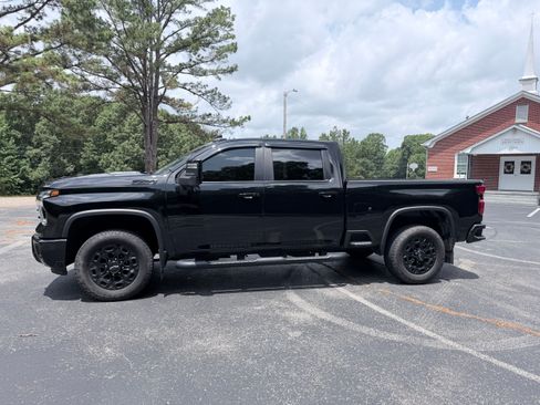 Used 2024 Chevrolet Silverado 2500 LT w/ Midnight Edition AWD/4WD image 2