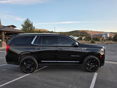 Used 2021 GMC Yukon Denali w/ Denali Premium Package image 5