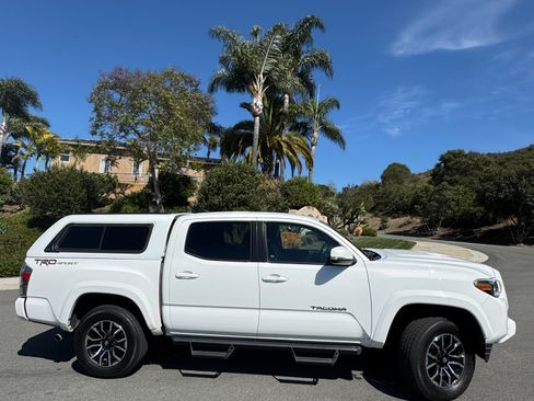 Used 2021 Toyota Tacoma TRD Sport w/ Technology Package RWD image 4