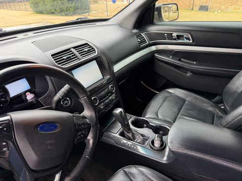 Used 2016 Ford Explorer XLT w/ Equipment Group 202A image 2