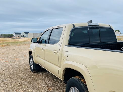 Used 2017 Toyota Tacoma SR5 w/ Tow Package image 11