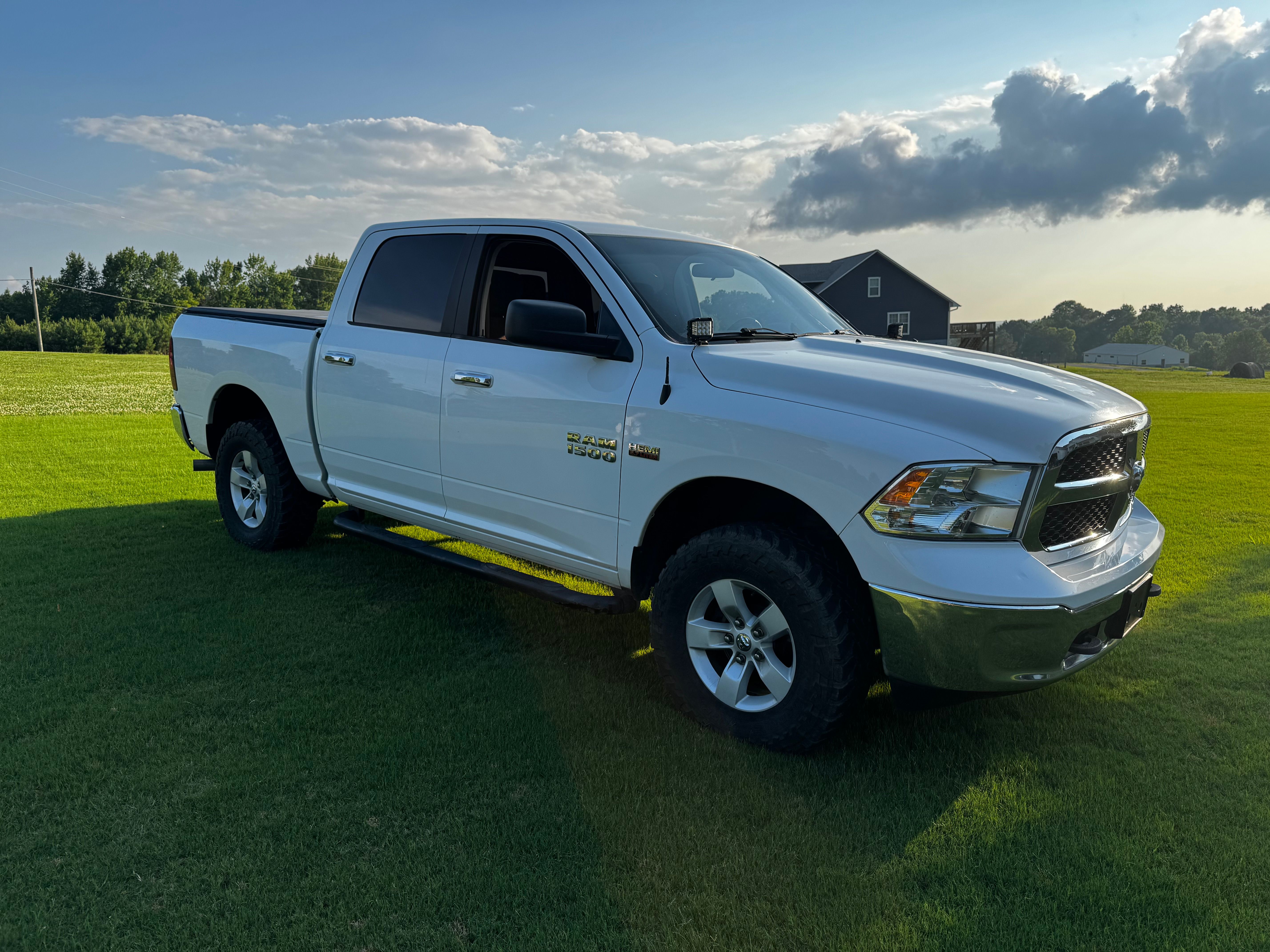 Used 2018 RAM 1500 Classic SLT AWD/4WD image 1