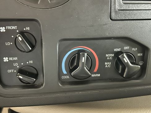 Used 2014 Ford E-350 and Econoline 350 XLT image 15