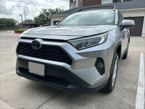 Used 2019 Toyota RAV4 XLE w/ Convenience Package image 4