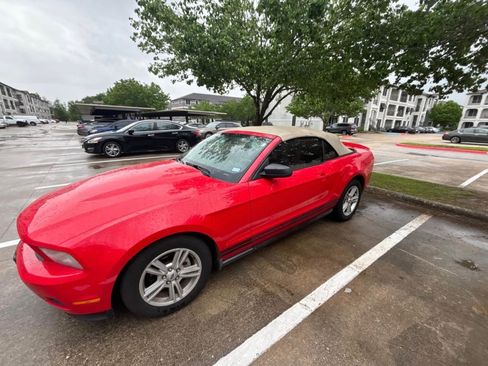 Used 2010 Ford Mustang Convertible RWD image 5