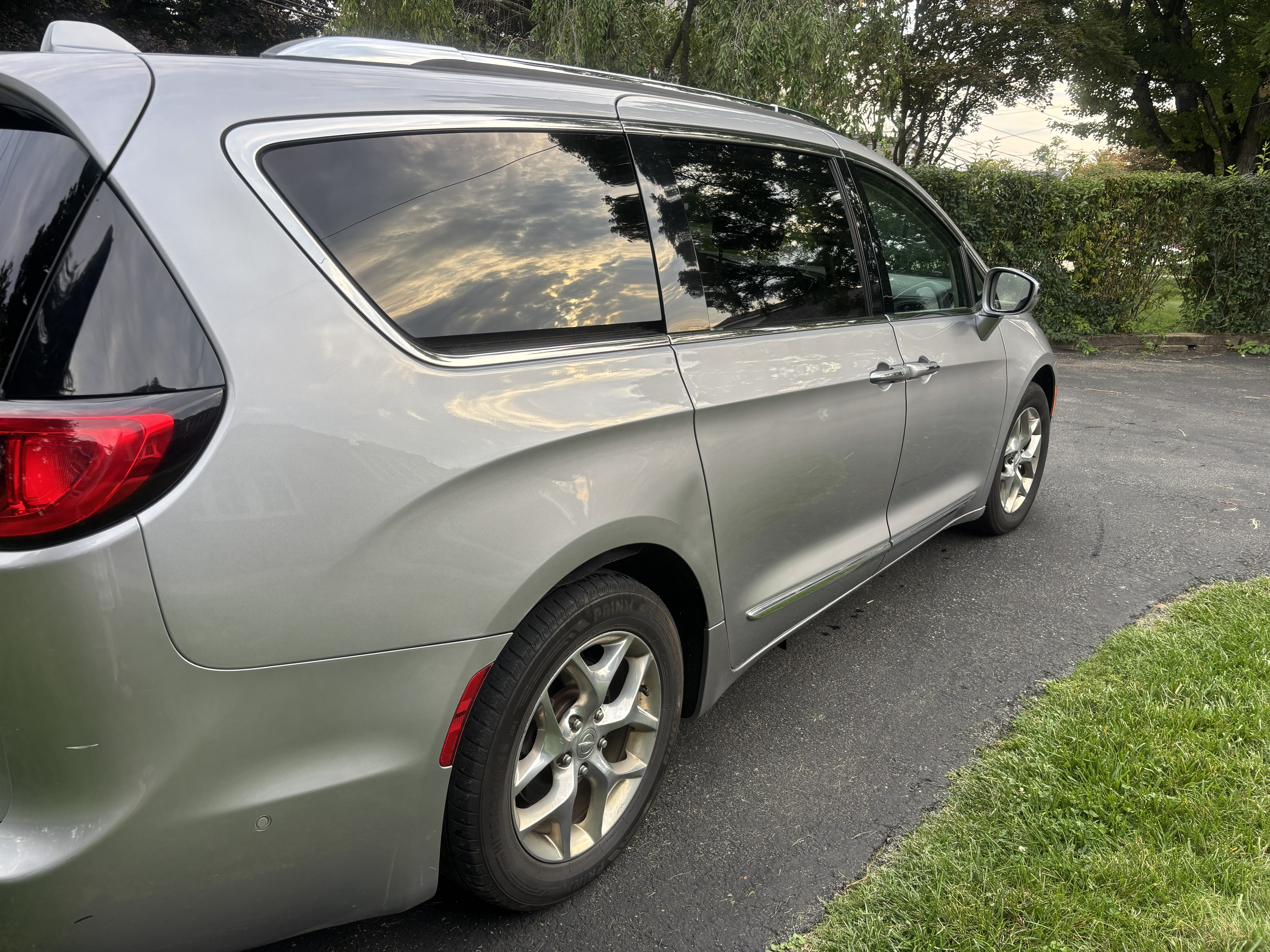Used 2018 Chrysler Pacifica Limited w/ Advanced Safetytec Group FWD image 9