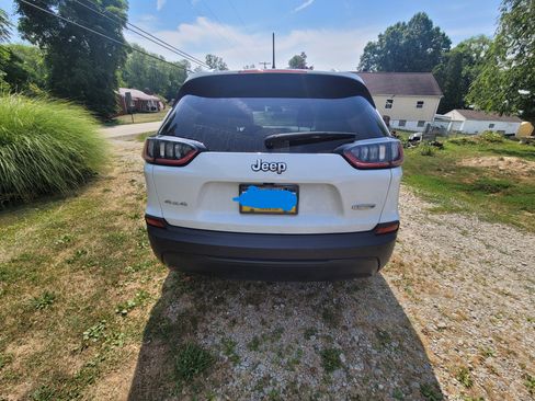 Used 2019 Jeep Cherokee Latitude Plus w/ Cold Weather Group AWD/4WD image 4