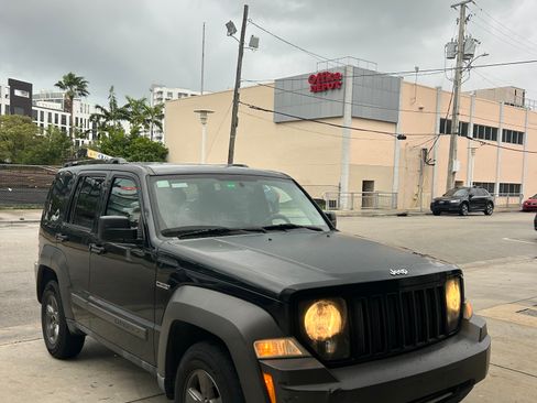 Used 2011 Jeep Liberty Renegade w/ Navigation Convenience Group image 2