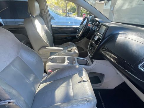 Used 2012 Chrysler Town & Country Limited image 23