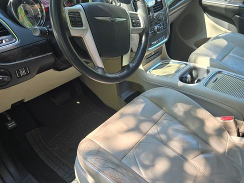 Used 2015 Chrysler Town & Country Limited Platinum image 10