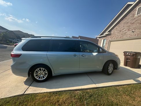 Used 2016 Toyota Sienna XLE image 6