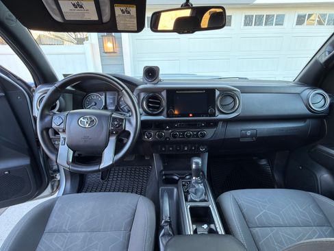 Used 2017 Toyota Tacoma TRD Sport image 10