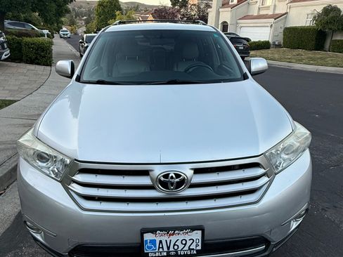 Used 2013 Toyota Highlander Plus FWD image 4
