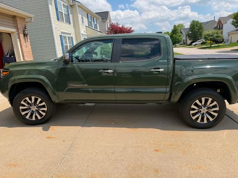 Used 2022 Toyota Tacoma Limited AWD/4WD image 1