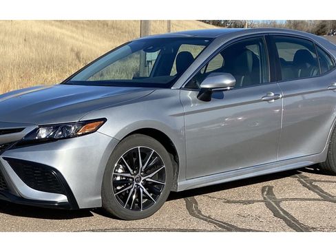 Used 2022 Toyota Camry SE image 1