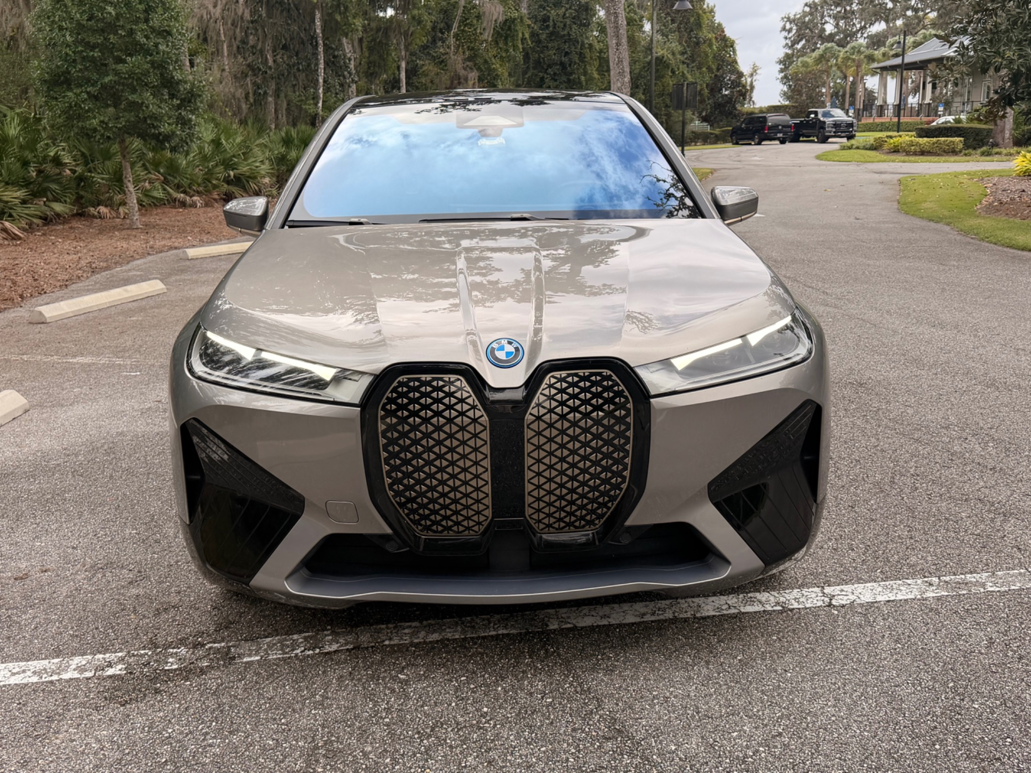Used 2023 BMW iX xDrive50 w/ Sport Package AWD/4WD image 4