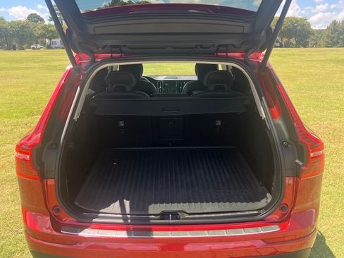 Used 2019 Volvo XC60 T5 Momentum w/ Multimedia Package AWD/4WD image 8