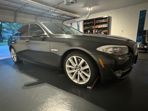 Used 2011 BMW 550i Sedan image 2