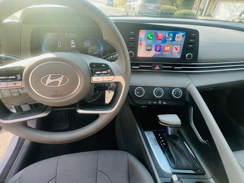 Used 2025 Hyundai Elantra SE image 13