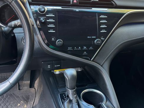 Used 2018 Toyota Camry XSE image 11