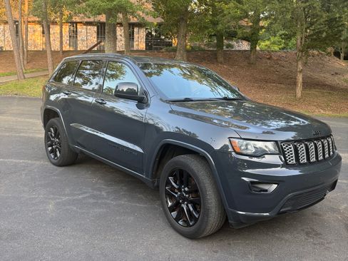 Used 2017 Jeep Grand Cherokee Altitude AWD/4WD image 1