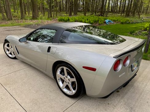 Used 2006 Chevrolet Corvette Coupe w/ Performance Package RWD image 15